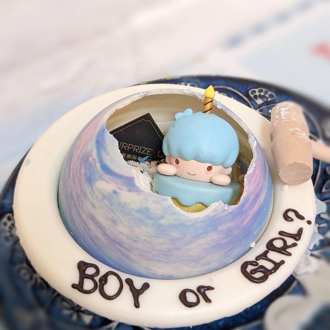 Little Twin Stars Surprise Cake